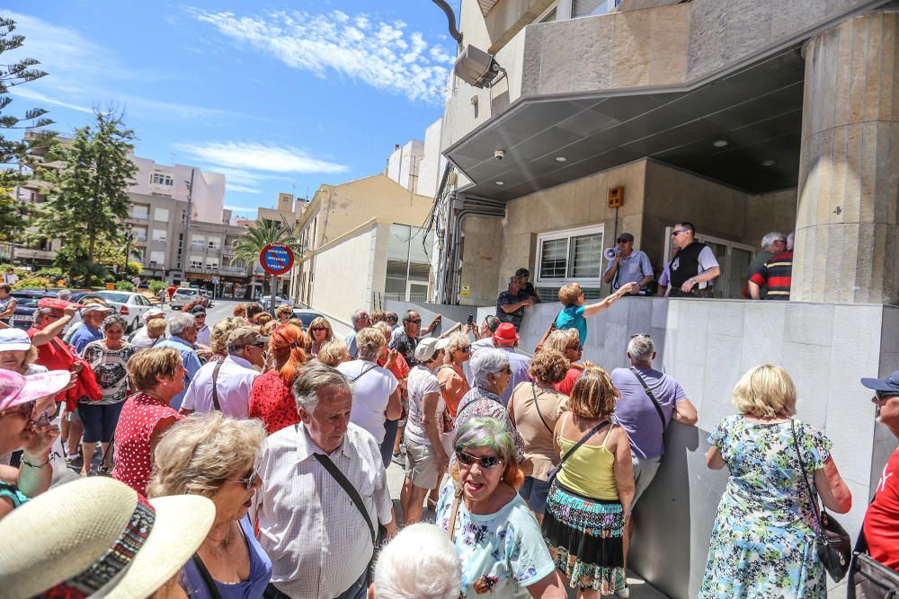 Más de 400 jubilados se concentran para exigir la apertura de las cafeterías de centros de mayores de Torrevieja