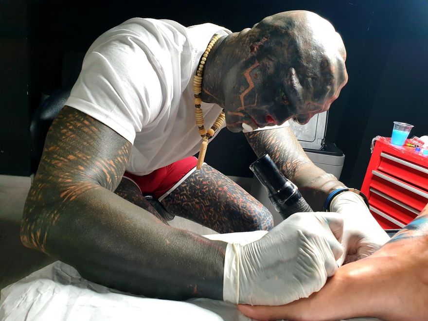 Black Alien, tatuando en Vigo
