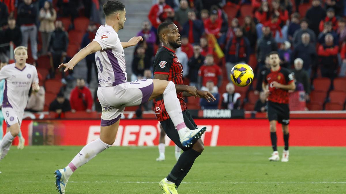 Juanpe comete un error ante Larin, que le costó al Girona recibir el segundo gol del Mallorca en Son Moix.