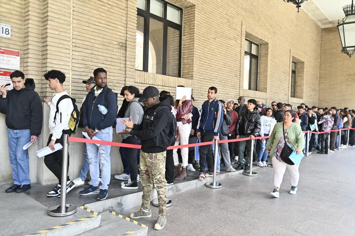 Filas en las puertas del Ayuntamiento de Zaragoza, este viernes.