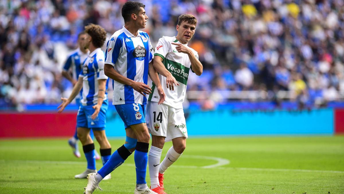 Villares pugna con un jugador del Elche en 2025.