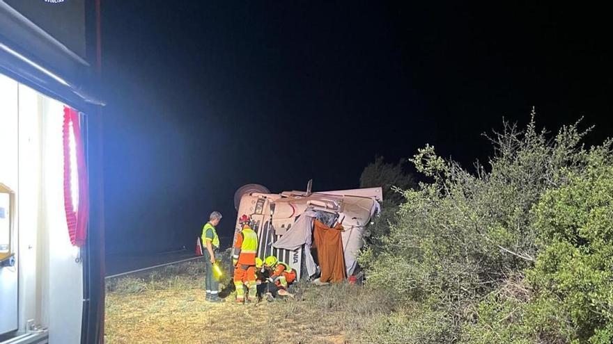 Trasladan al hospital de Xàtiva a un conductor tras volcar su camión en Vallada