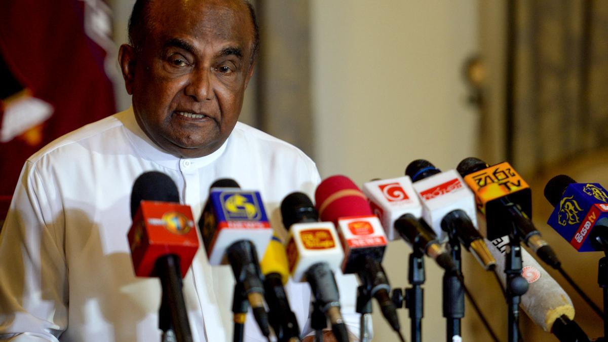 Mahinda Yapa Abeywardena, el presidente del Parlamento de Sri Lanka, anuncia la dimisión de Gotabaya Rajapaksa.