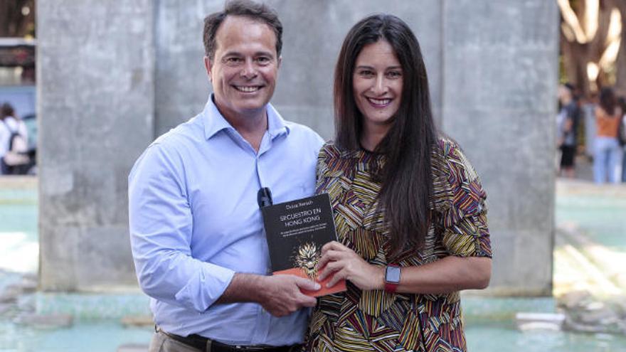 Dulce Xerach ayer en la Feria del Libro, donde la presentó Mariano Gambín.