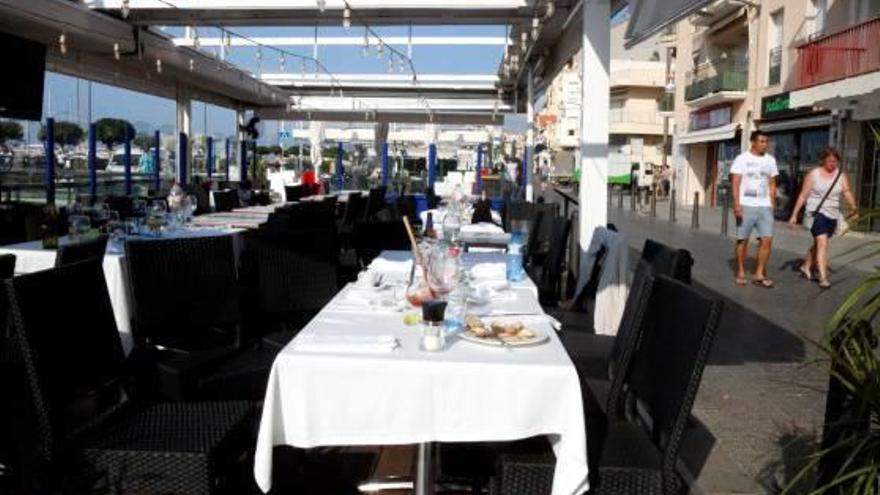 La taula d&#039;un restaurant de Cambrils, ahir al matí sense desparar, tal i com es va quedar durant els trets.