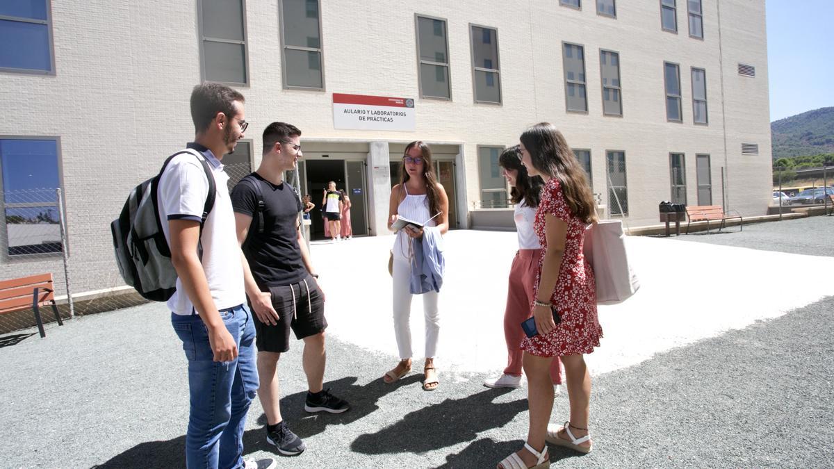 Estudiantes a las puertas del nuevo aulario del campus de la Salud de El Palmar.