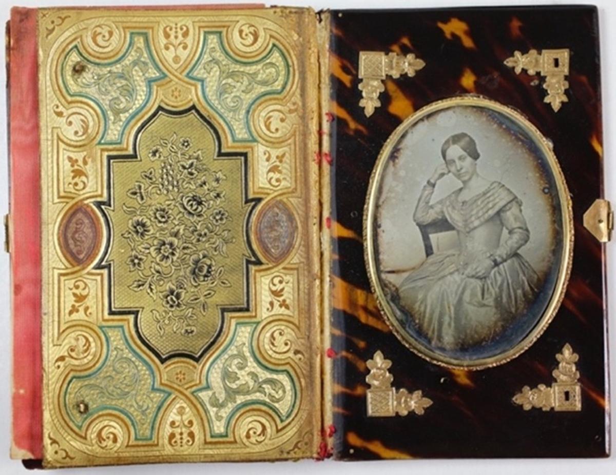 Estudio desconocido. Carnet de baile con retrato de dama