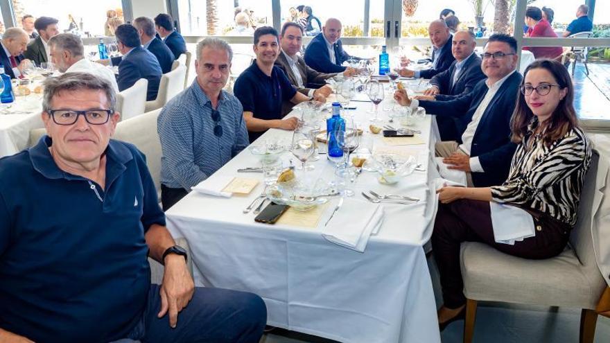 Entre los asistentes, de izquierda a derecha, Toni Ferrer, concejal del Ayuntamiento de Altea; el empresario Pedro Ortiz; Fede Fuster, presidente de Hosbec; Joaquín Vergara, Comandante de Marina; Pedro Sánchez Abad, director del Banco de España en Alicante; Juan Bosco Montero, subdelegado de Defensa; Juan Vicente Espasa, presidente del Consejo Regulador de la DOP Níspero de Callosa d’en Sarrià; José Ramón González de Zárate,  diputado provincial de Arquitectura; y Rocío Gómez, concejala del Ayuntamiento de Altea y candidata del PP a la Alcaldía.