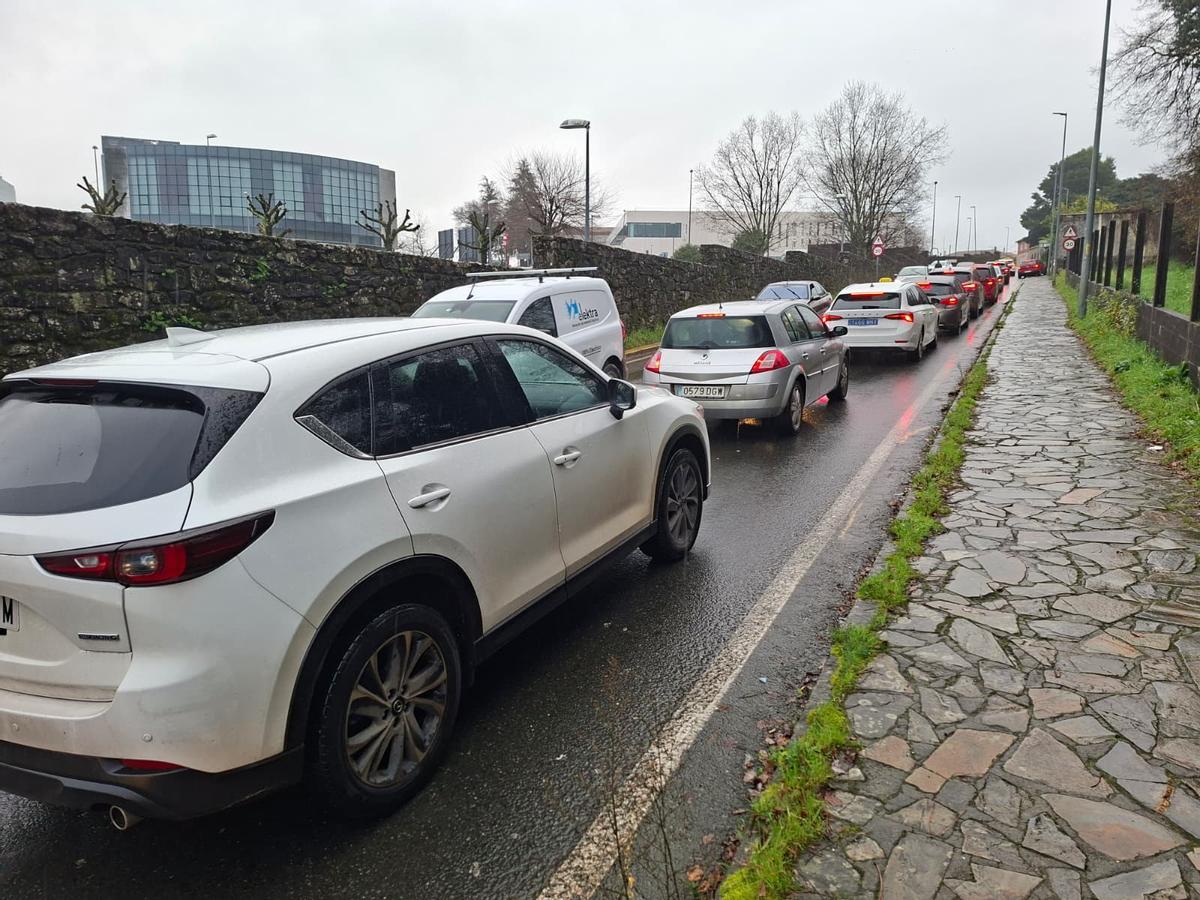 Acceso al CHUS colapsado