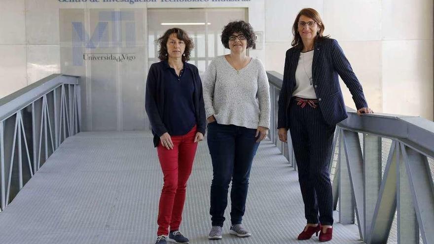 Carmen Pérez, Julia Serra y Ángeles Sanromán, en el Módulo Tecnológico Industrial (MTI), donde cuentan con laboratorios. // J. Lores
