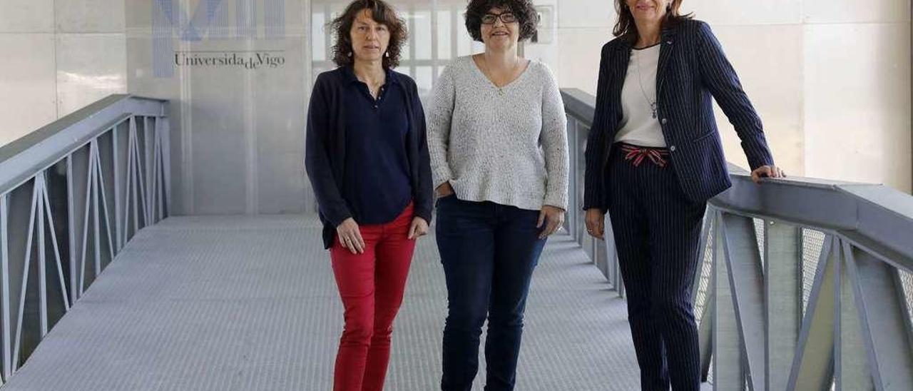 Carmen Pérez, Julia Serra y Ángeles Sanromán, en el Módulo Tecnológico Industrial (MTI), donde cuentan con laboratorios. // J. Lores