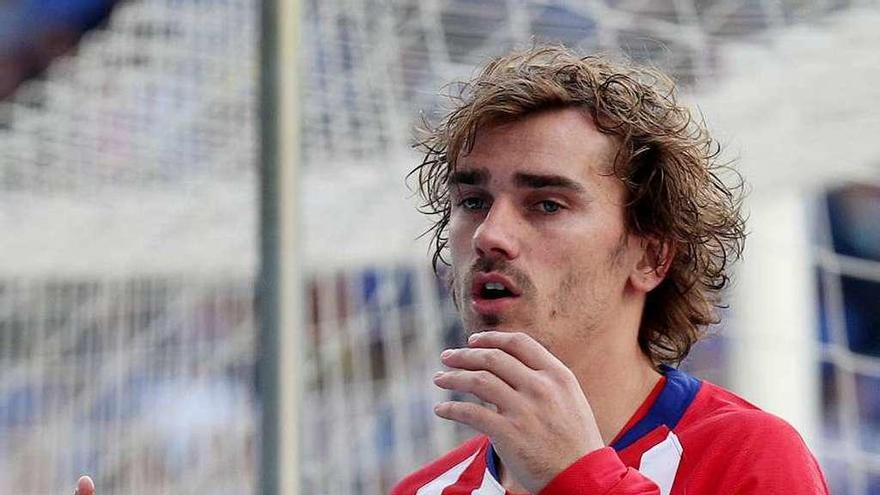 Griezmann lamenta una ocasión perdida. // Efe