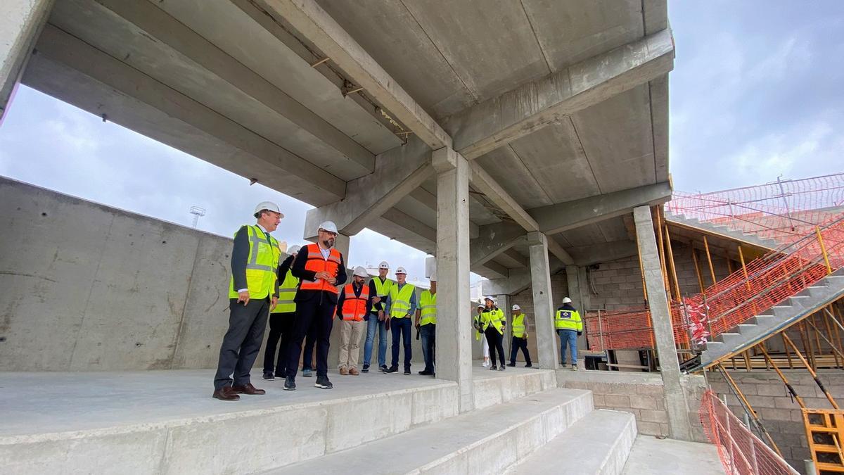 Imagen de la visita realizada a las obras de los campos de fútbol La Suerte.