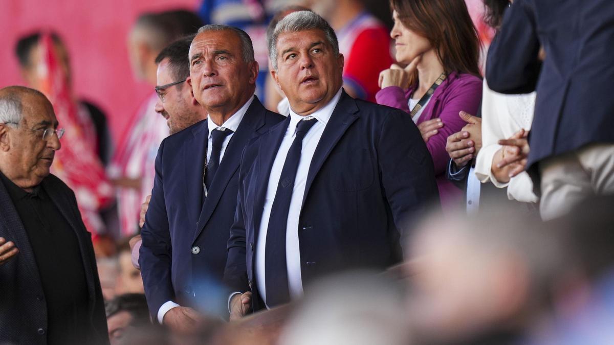 Rafa Yuste, vicepresidente deportivo del Barça, y Joan Laporta, presidente, en el palco de Montilivi antes del duelo con el Girona.