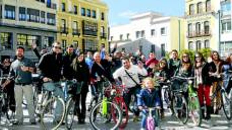 Colectivos ciclistas alertan del peligro de un carril bici entre dos vías rápidas