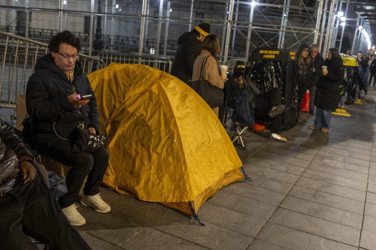 La gente acampa frente al tribunal donde comparecen este miércoles el derrocado presidente de Venezuela, Nicolás Maduro, y su esposa, Cilia Flores.