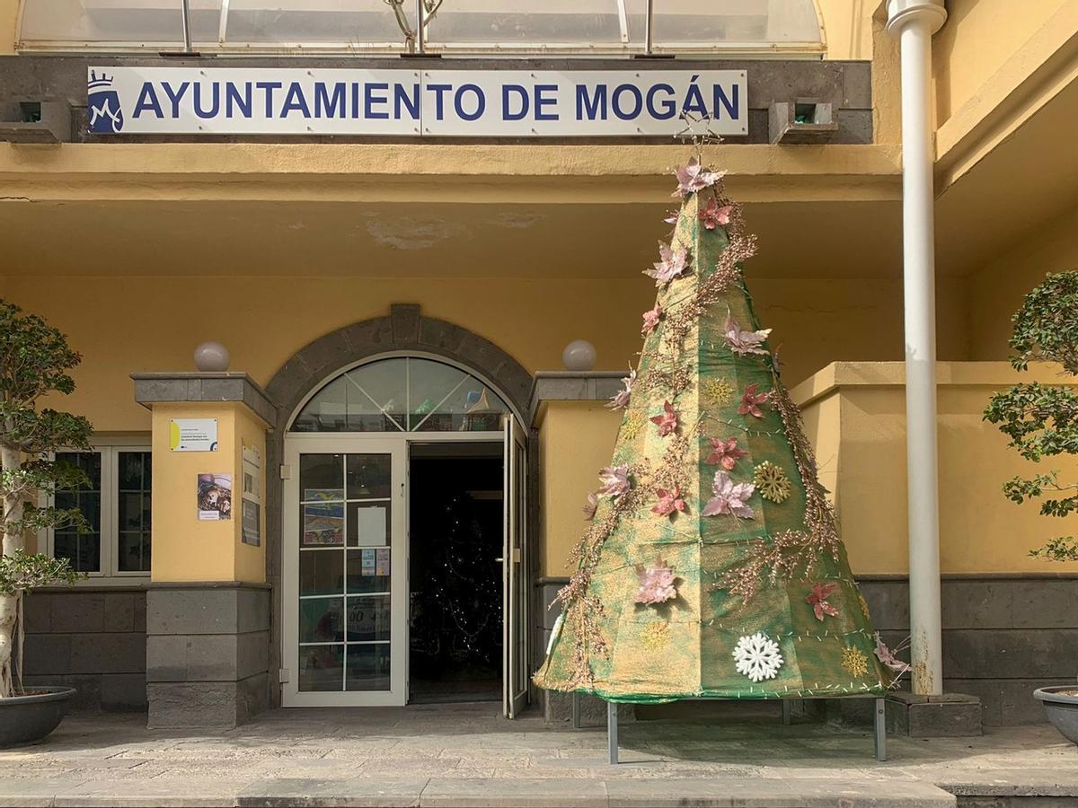 Árbol de Navidad en el casco histórico en Mogán.