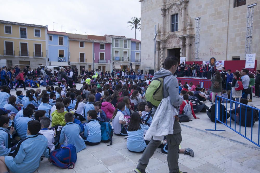 Decenas de niños acuden al monasterio en la víspera de la tradicional romería.