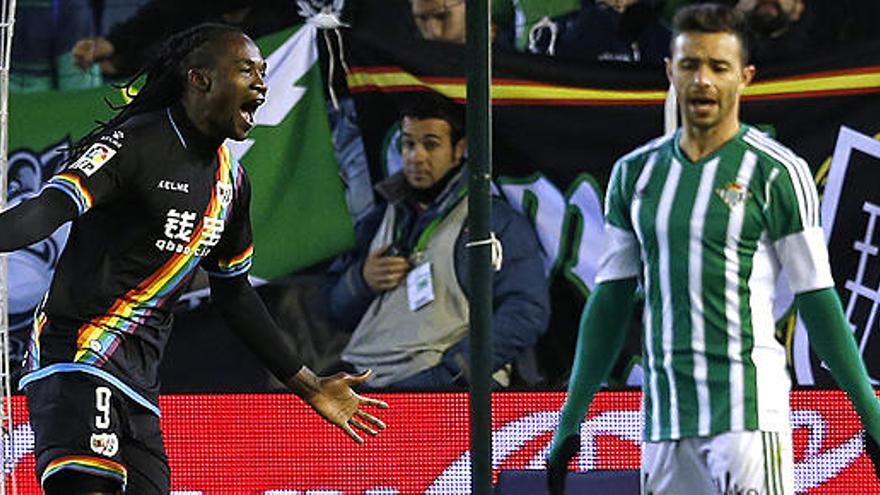 Manucho celebra su segundo gol ante Castro, el otro goleador.