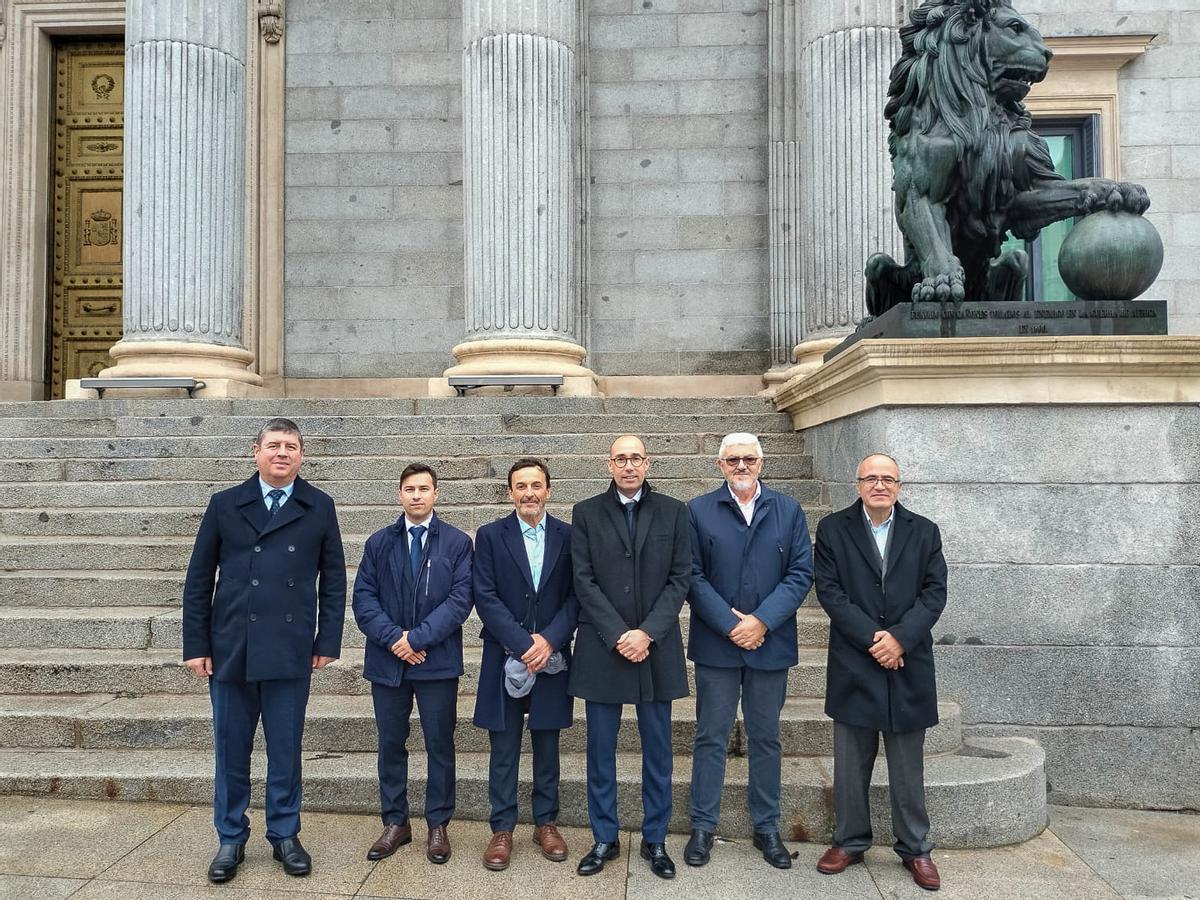 Representantes del Consell Insular, PSOE y GxF frente al Congreso de los Diputados el pasado martes