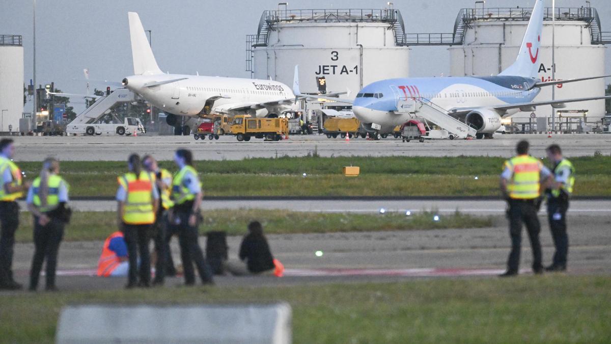 Agentes de la Policía en el aeropuerto de Stutgart, tras las protestas de los activistas climáticos.