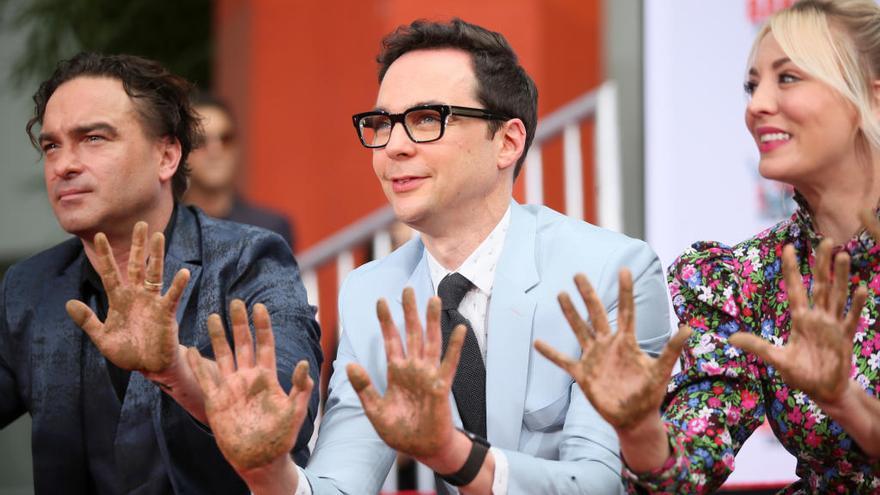 Los actores de &#039;The Big Bang Theory&#039; inmortalizan sus huellas en Hollywood