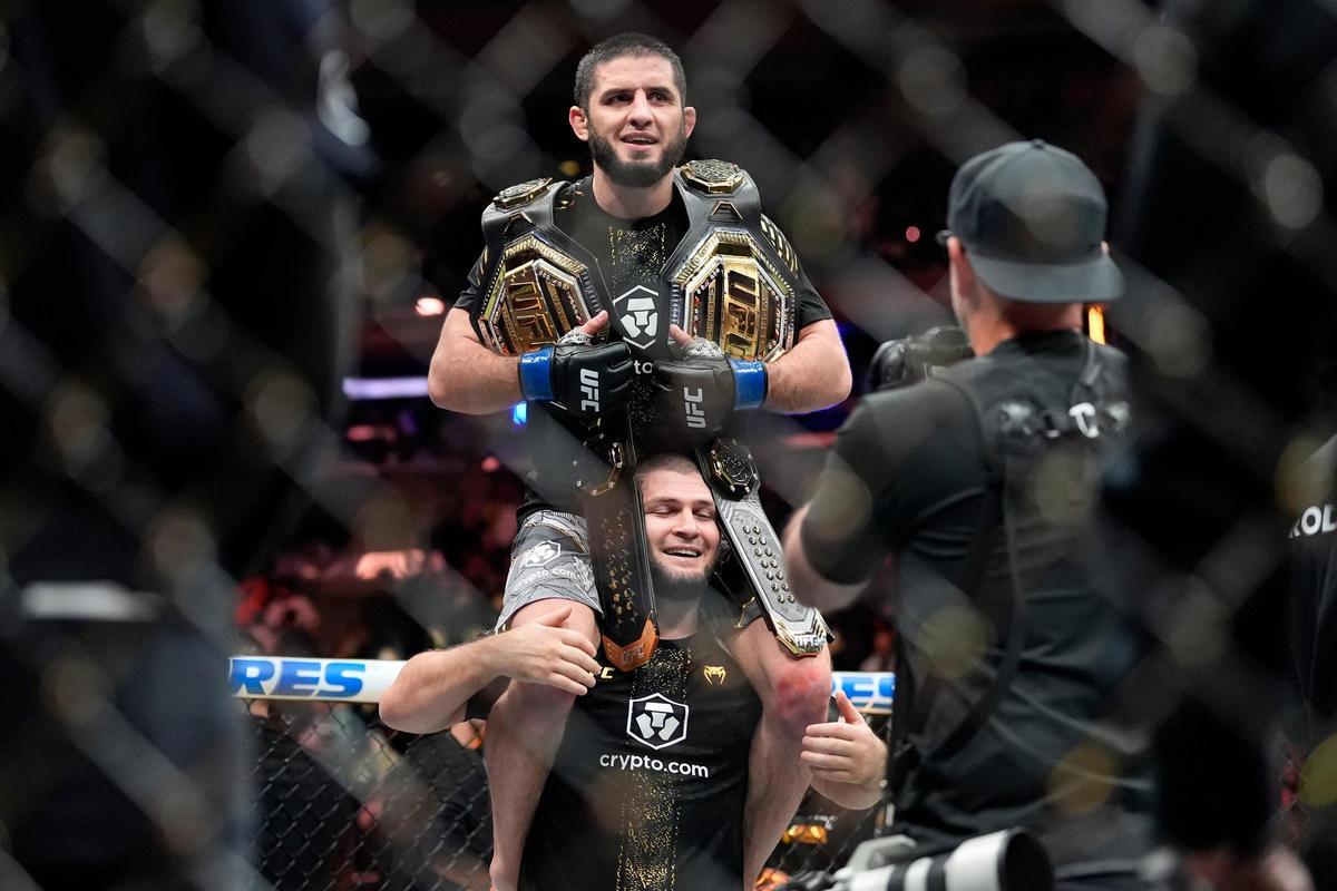 Islam Makhachev celebra su victoria en el UFC 322 a hombros de Khabib