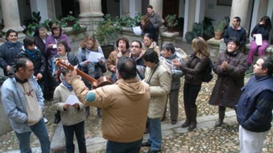 Una jornada de convivencia reúne en Coria a medio centenar de personas con discapacidad