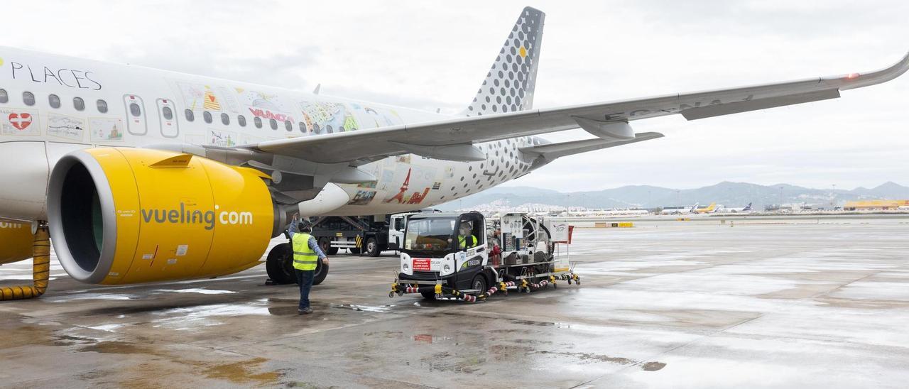 Un avión de Vueling durante una carga de SAF.