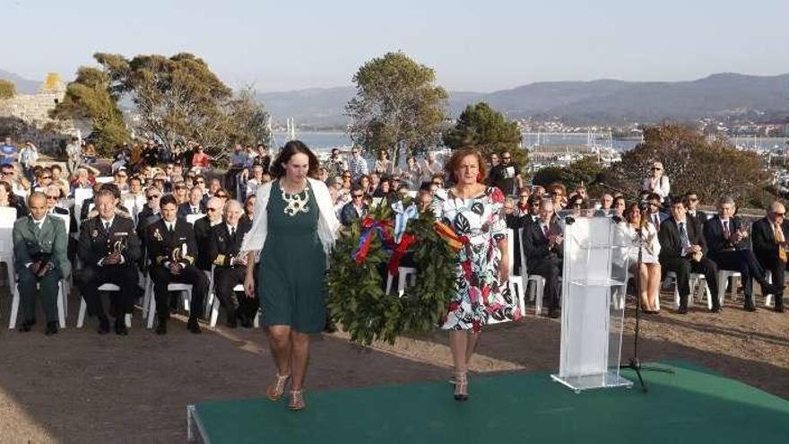 Carmela Silva (d.) con María Iglesias, durante la ofrenda floral. // D.P.