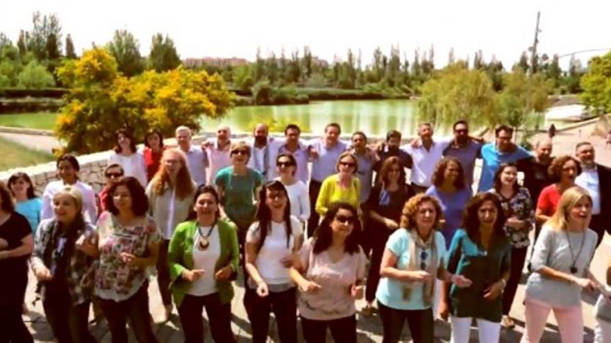 Los profesores despiden cantando a los alumnos de la Universidad Católica