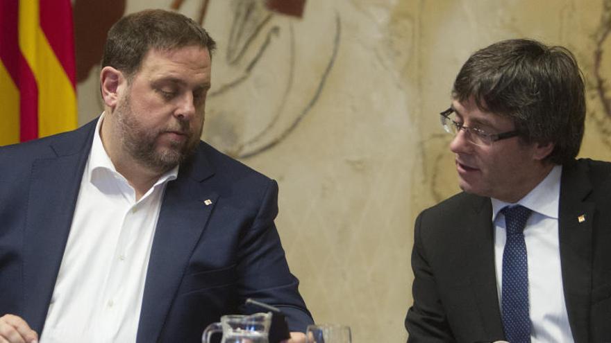 El presidente de la Generalitat, Carles Puigdemont, junto al vicepresidente, Oriol Junqueras.