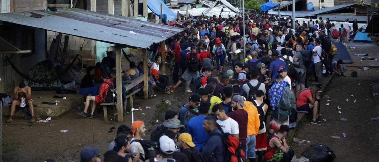 Migrantes hacen fila para ser enviados a una estación de recepción migratoria (ERM) de San Vicente en Metetí, en Bajo Chiquito (Panamá).