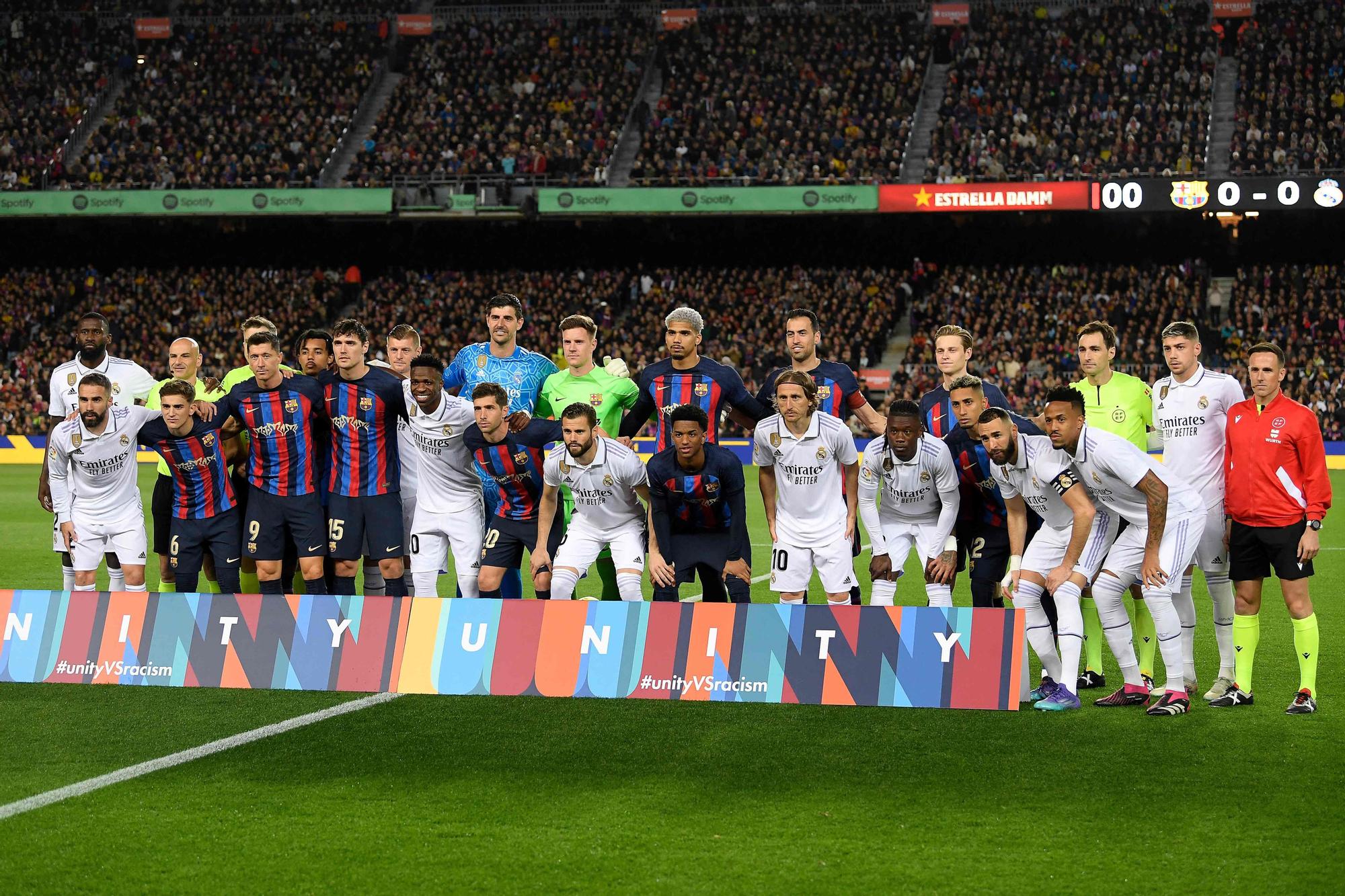 Los jugadores del FC Barcelona y del Real Madrid posaron juntos en la previa al partido por la campaña contra el racismo.