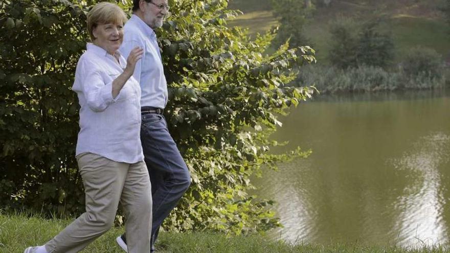 Rajoy pasea con Merkel cerca del castillo de Meseberg, en las proximidades de Berlín. // Efe