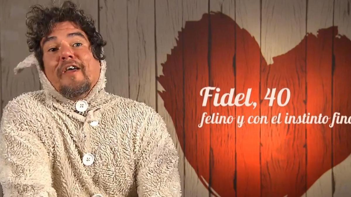Fidel vestido de gatito mendigo en First Dates