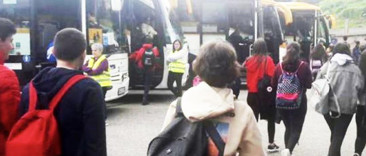 Alumnado del concello de Poio dirigiéndose hacia el transporte escolar.