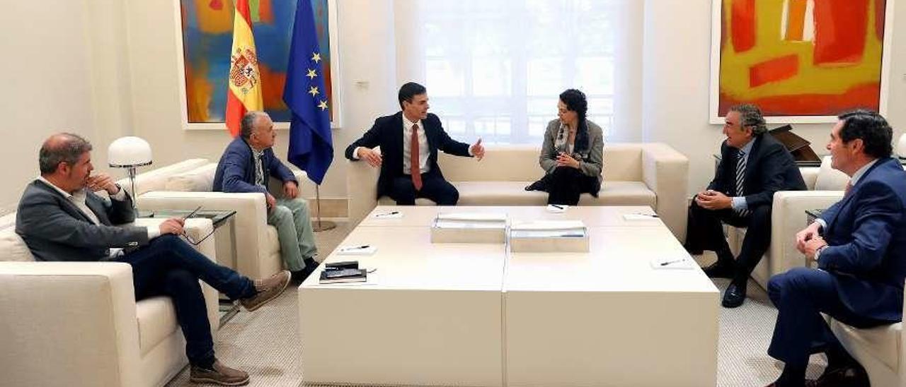 Imagen de la reunión de ayer entre Sánchez y Valerio con los agentes sociales en La Moncloa. // Efe