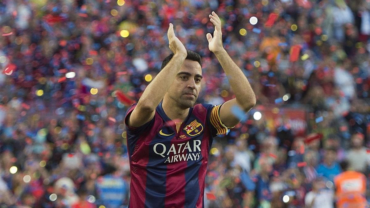 Xavi aplaude al Camp Nou en su despedida en mayo del 2015.