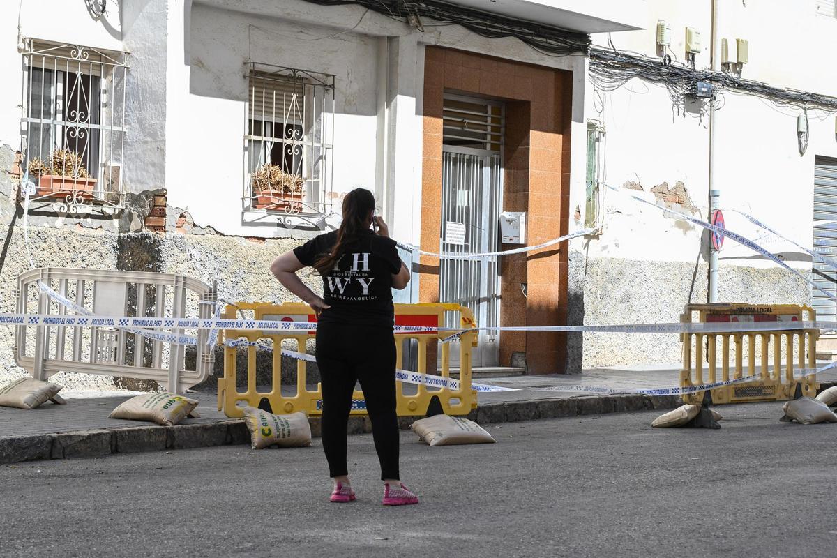Una vecina observa el estado de una de las escaleras de San Antón, en Elche.