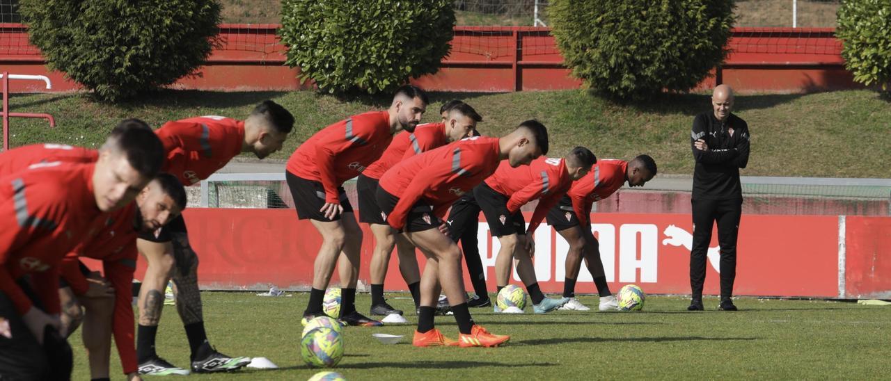 Los jugadores del Sporting, esta mañana, entrenándose en Mareo.