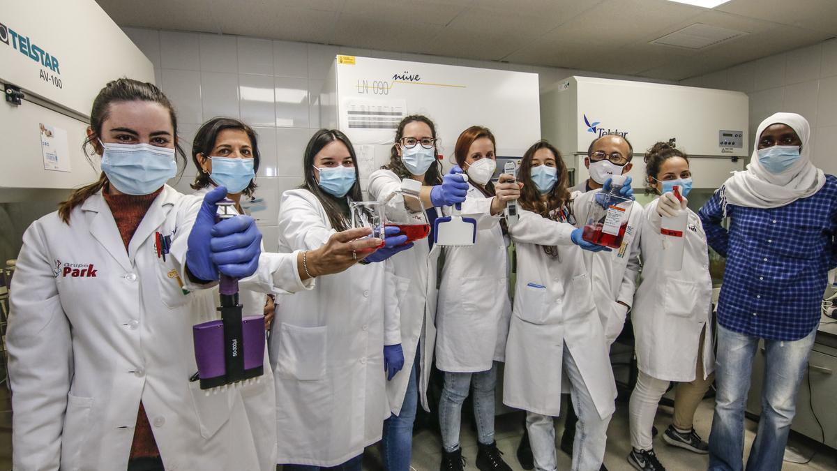 El coordinador del grupo de investigación Park, José Manuel Fuentes, junto a varias investigadoras, en un laboratorio de la Facultad de Enfermería en Cáceres.