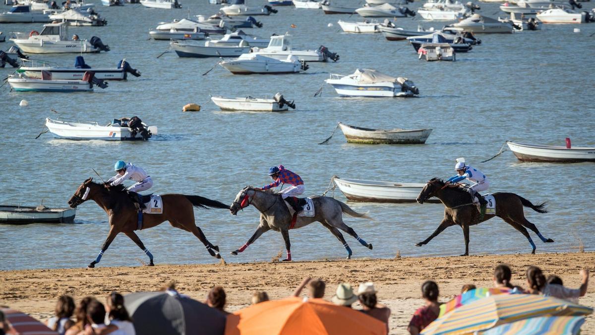 Una edición pasada de las carreras de caballos en las playas de Sanlúcar de Barrameda