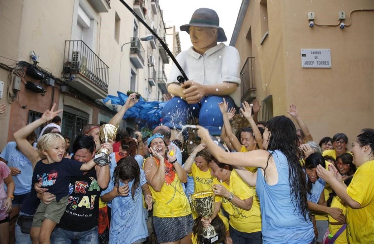 Veïns del carrer Fraternitat de Baix celebren el primer premi en el concurs de carrers decorats de Gràcia.