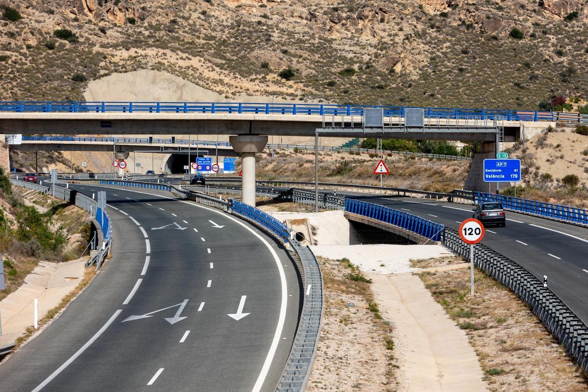 Imagen de la autopista de peaje que circunvala Alicante, donde habitualmente hay poco tráfico.