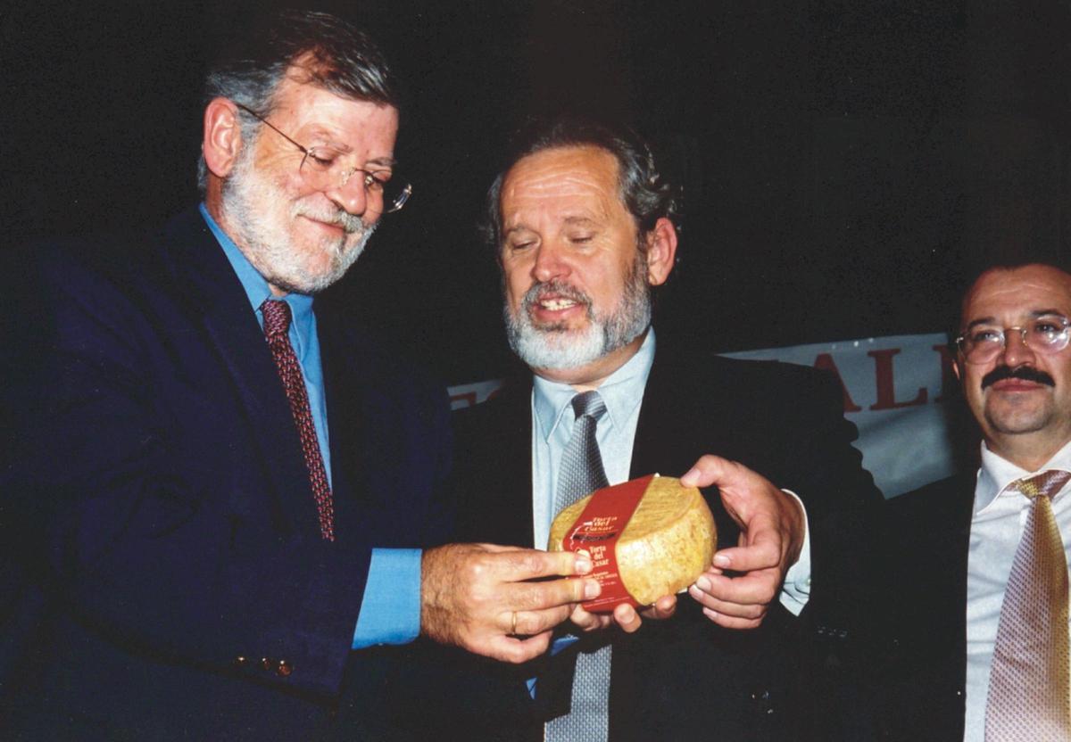 El presidente Rodríguez Ibarra con la primera etiqueta de DOP Torta del Casar que le entrega Ricardo Regalado.