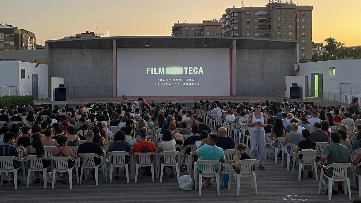 Una imagen de archivo del cine de verano de Murcia en el parque Fofó de Santa María de Gracia.