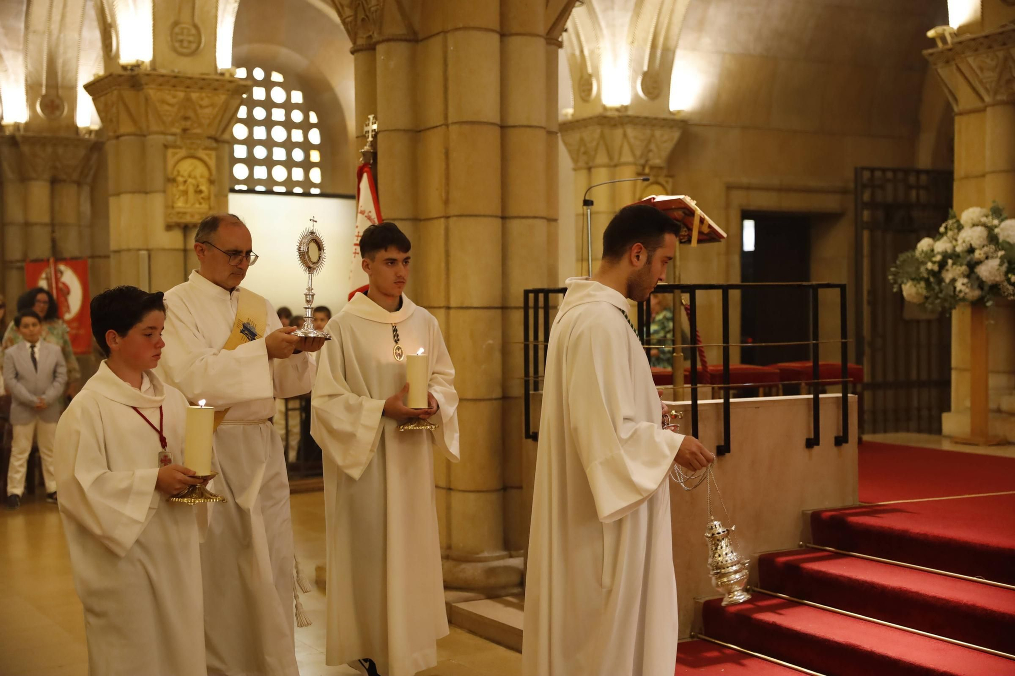 Pétalos, incienso, niños... así fue la procesión del Corpus Christi en Gijón (en imágenes)