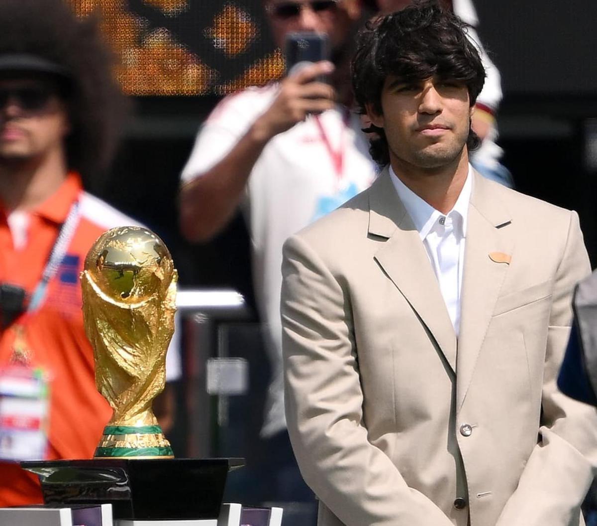 Alcaraz posa junto a la Copa del Mundo