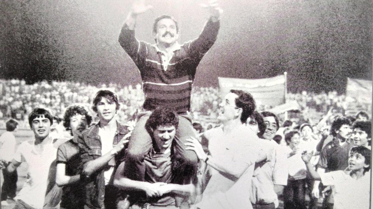 Un joven Llorenç Serra Ferrer celebra el histórico ascenso del Poblense a Segunda B en 1982.